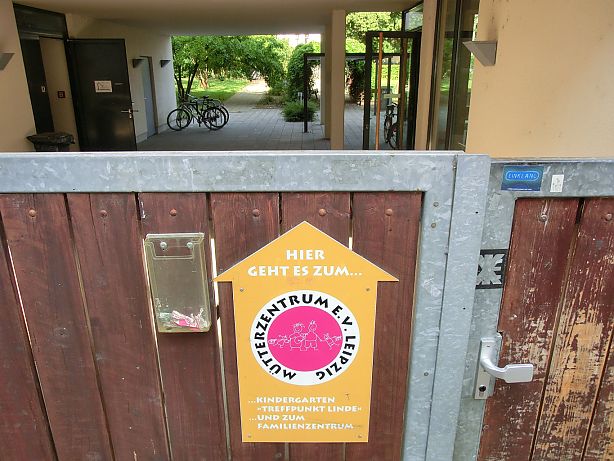 Eingang zum Familienzentrum in der Walter-Heinze-Straße