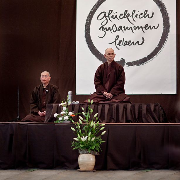 Thich Nhat Hanh und Thay Phap An im EIAB, Waldbröl, 2010